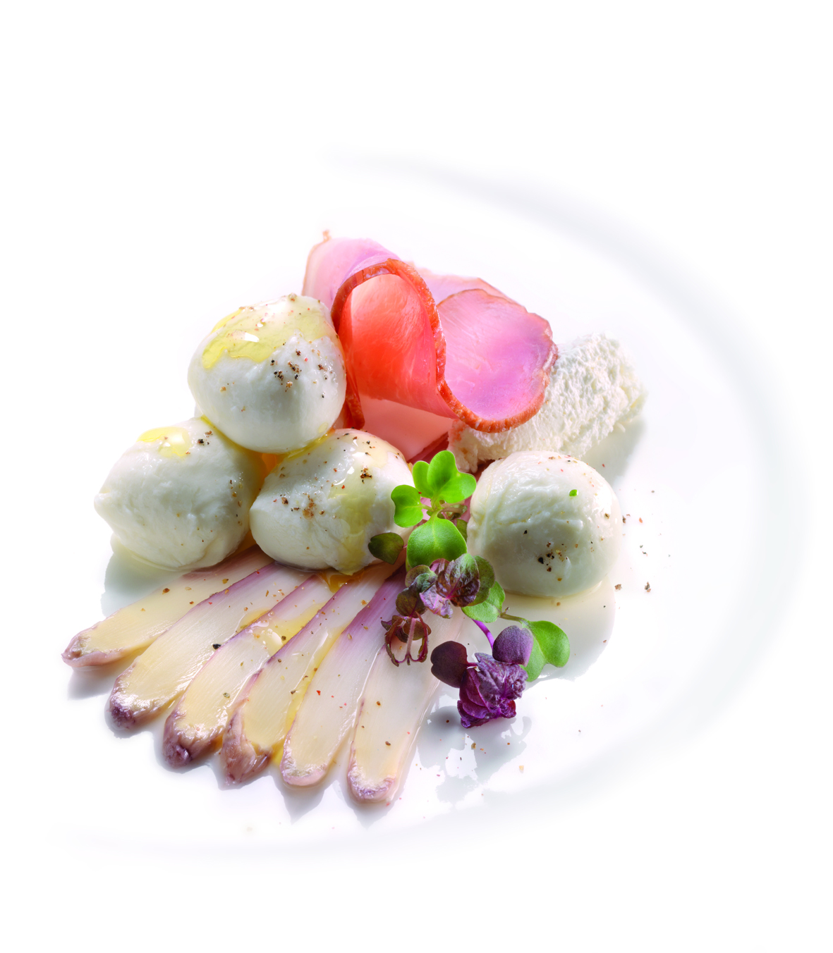 Mozzarella with asparagus, ham and horseradish foam - Ljubljanske mlekarne